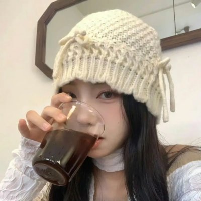 泳池里的女人